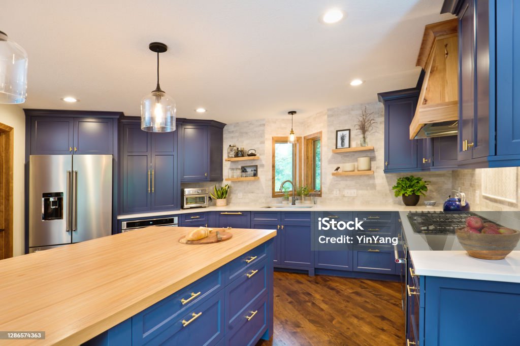 Navy and white two-tone kitchen with marble backsplash